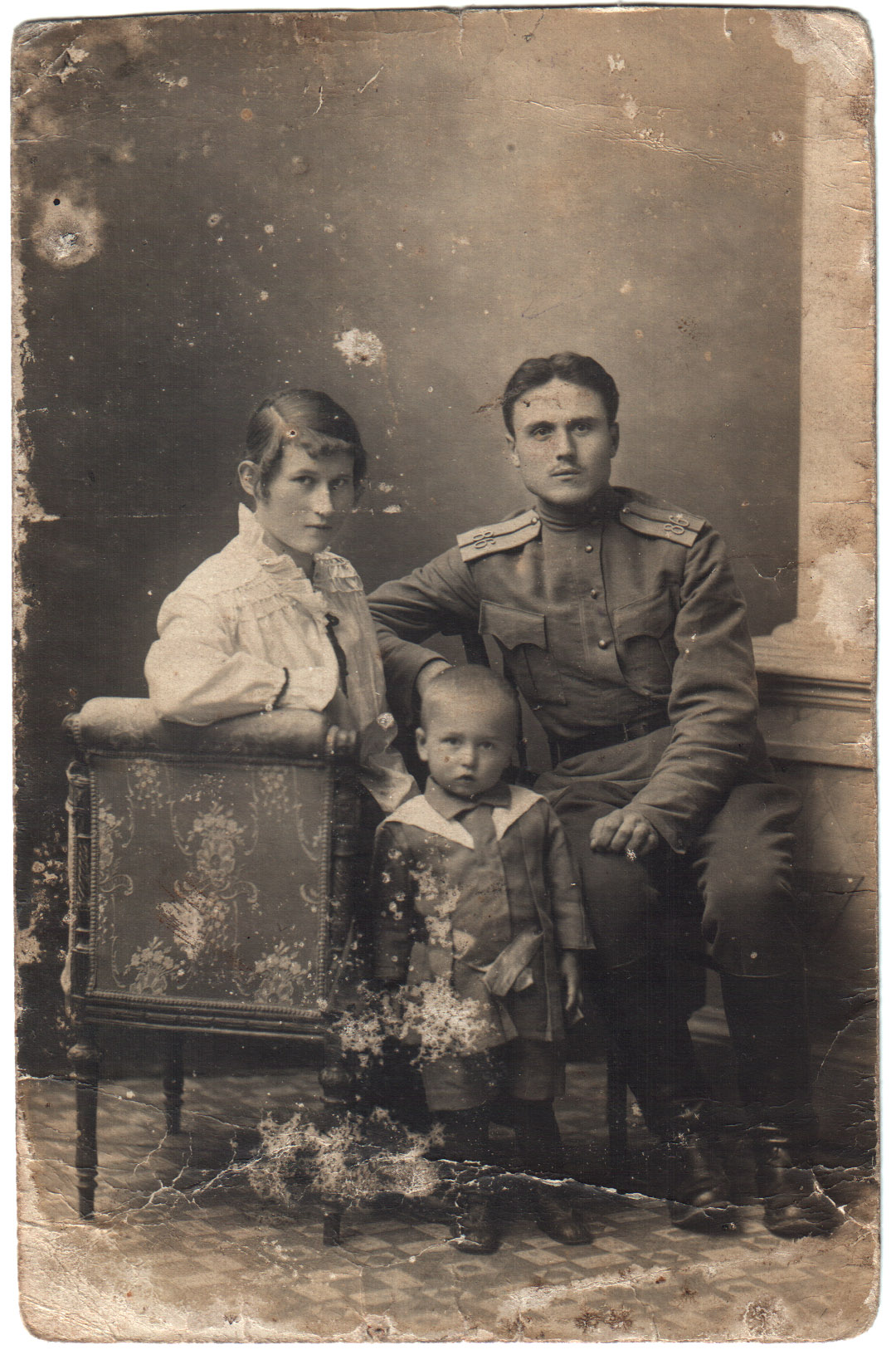 Семён Никифорович Иващенко с семьёй. Из семейного архива А.А. Иващенко