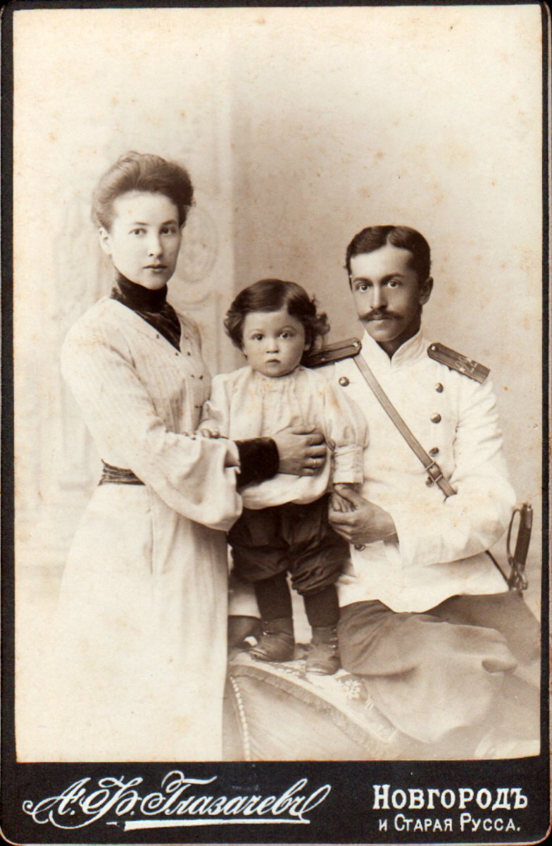 А.А. Скугаревский с женой и ребёнком. 1904 г. Из семейного архива Б.А. Гукова