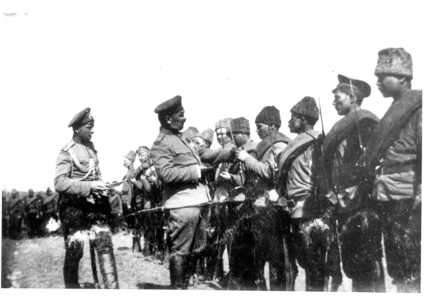 Награждение нижних чинов Георгиевскими крестами, 1916 г. РГАКФД